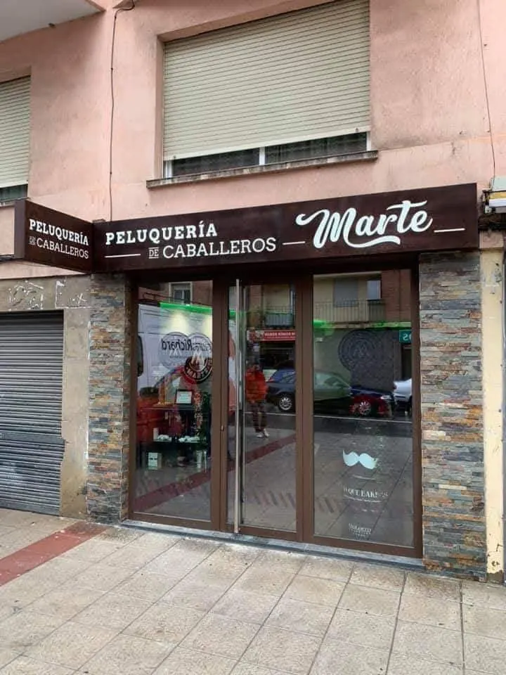 Fachada de Peluquería de Caballeros Marte en la Avenida de San Andrés